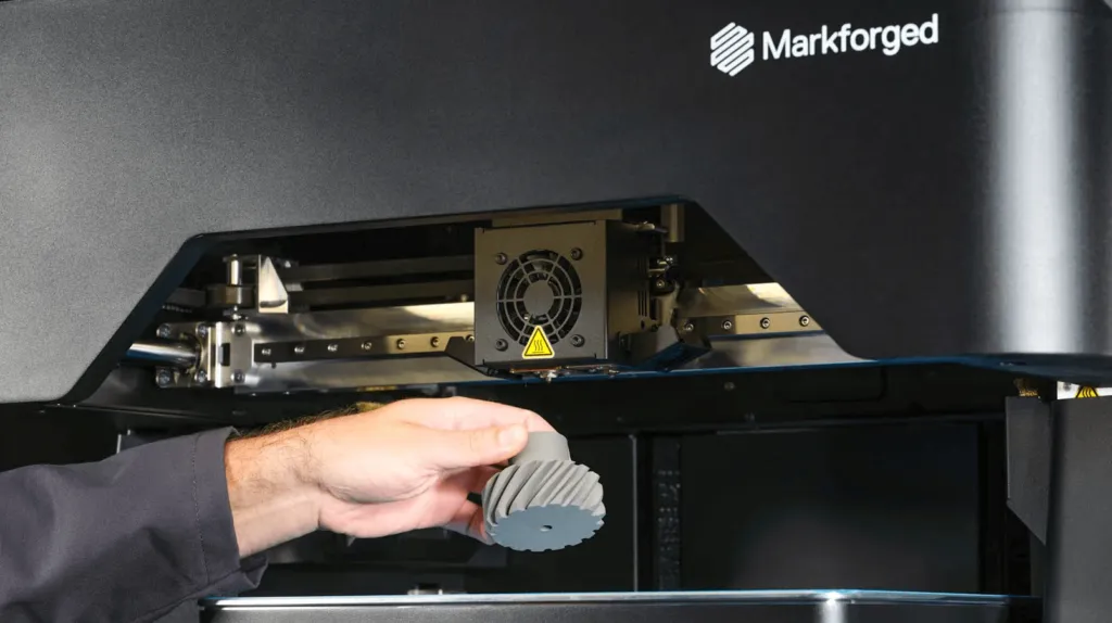 Един 3D принтер за метални и непрекъснати въглеродни влакна, ново от Markforged